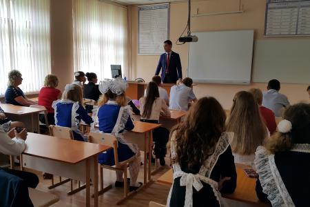 Приморский край. А.В. Корниенко поздравил с Днем знаний учащихся и учителей средней школы № 14 в Шкотовском районе  