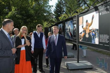 Новосибирск. Анатолий Локоть принял участие в открытии уличной фотовыставки «Вызов Северному полюсу!»