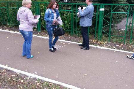 Саранск. Комсомольцы раздают специальный выпуск газеты «Правда» около учебных заведений