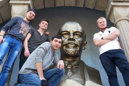 Комсомольцы Челябинска привели в порядок испорченный вандалами памятник Ленину