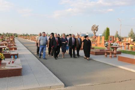 Делегация Северо-Осетинского Рескома КПРФ возложила венки и цветы к Мемориалу на месте школы № 1 города Беслан