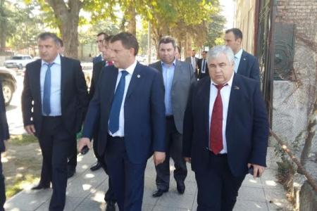 Депутаты-коммунисты Казбек Тайсаев, Владимир Родин, Роберт Кочиев приняли участие в мероприятиях, приуроченных к 25-летию Республики Южная Осетия