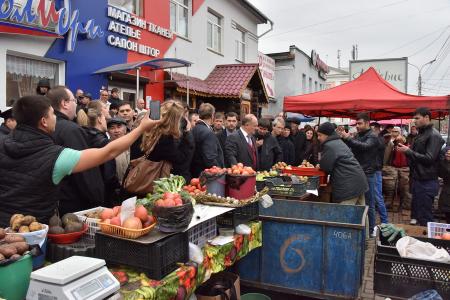 Директор центрального рынка в Иркутске отстранен от должности, из Москвы вылетает спецгруппа полицейских для расследования инцидента