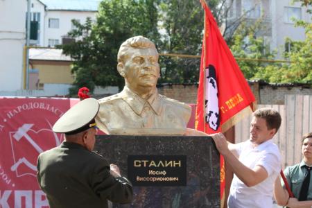 В центре Пензы установили бюст И.В. Сталину
