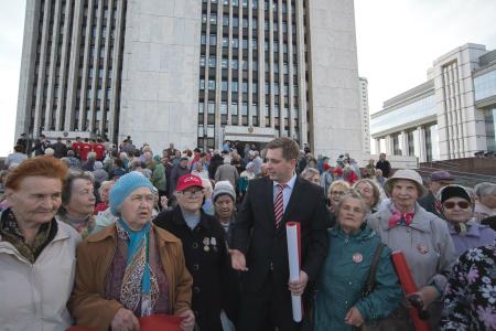 В Екатеринбурге тысячи пенсионеров вышли на митинг в поддержку закона КПРФ «О детях войны»