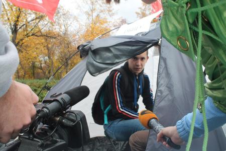 "Заселились в палатку!". Студенты и КПРФ провели громкую акцию протеста у стен главного корпуса Уральского федерального университета