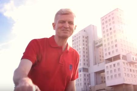Кандидат в губернаторы Калининградской области И.А. Ревин в музыкальном видеоклипе группы «Дом Советов» 