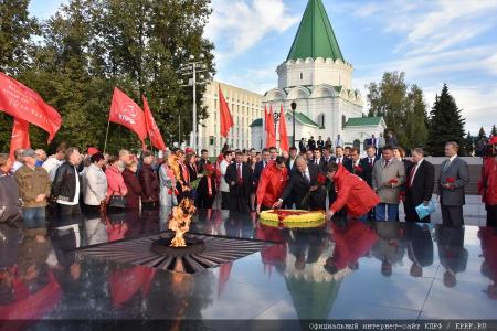 Видеосюжет о возложении Председателем ЦК КПРФ Г.А. Зюгановым цветов к Вечному огню на мемориале павшим в Великой Отечественной войне в Нижнем Новгороде