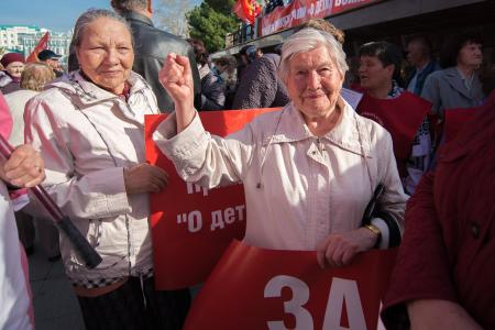В Екатеринбурге тысячи пенсионеров вышли на митинг в поддержку закона КПРФ «О детях войны»
