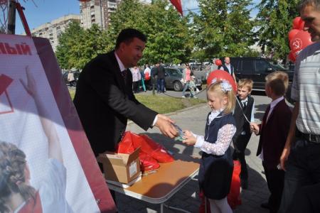 Ленинградские коммунисты поздравили первоклассников у Ледового дворца