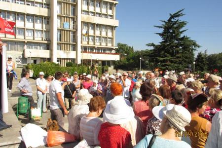 Республика Крым. Коммунисты Алушты провели митинг против грабительских тарифов ЖКХ