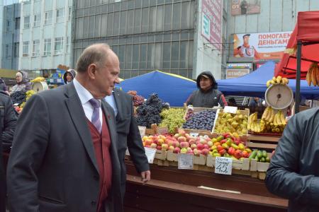 Около двух тысяч иркутян, оказавшихся "заложниками" в здании Центрального рынка, спасли коммунисты
