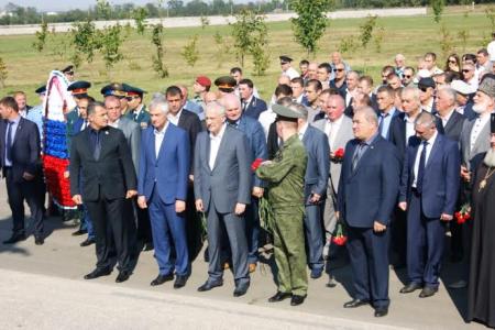 Делегация Северо-Осетинского Рескома КПРФ возложила венки и цветы к Мемориалу на месте школы № 1 города Беслан