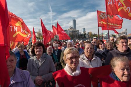 В Екатеринбурге тысячи пенсионеров вышли на митинг в поддержку закона КПРФ «О детях войны»