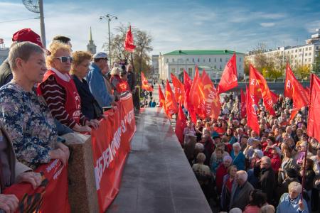 В Екатеринбурге тысячи пенсионеров вышли на митинг в поддержку закона КПРФ «О детях войны»
