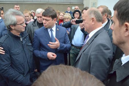 Около двух тысяч иркутян, оказавшихся "заложниками" в здании Центрального рынка, спасли коммунисты