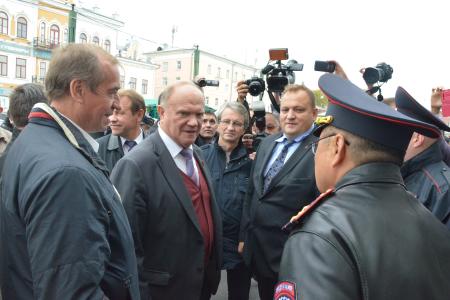 Около двух тысяч иркутян, оказавшихся "заложниками" в здании Центрального рынка, спасли коммунисты