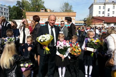 Валерий Рашкин и Нина Останина поздравили с началом учебного года учеников московской гимназии №201