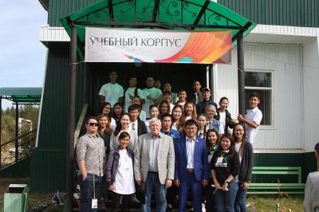В День знаний лидер якутских коммунистов Виктор Губарев  провел лекцию на форуме «СахаСелигер»