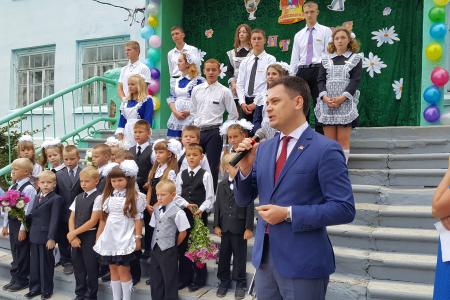 Приморский край. А.В. Корниенко поздравил с Днем знаний учащихся и учителей средней школы № 14 в Шкотовском районе  
