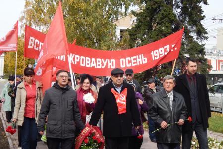 Барнаульские коммунисты организовали пикет в память о погибших у Дома Советов в 1993 году