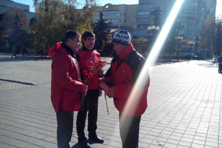 Белгородские коммунисты поздравили горожан красными гвоздиками с Днем рождения комсомола и провели социальный опрос
