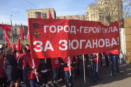 С утра и до позднего вечера тульские коммунисты проводили пикеты в память о защитниках Белого Дома