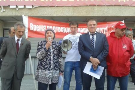 Коммунисты Кабардино-Балкарии вышли на митинг, посвященный трагическим событиям 3-4 октября 1993 года