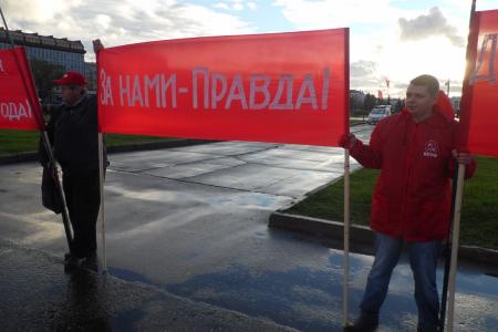 "Не забудем! Не простим!". В Перми состоялся пикет, посвященный 22-й годовщине расстрела Советской власти