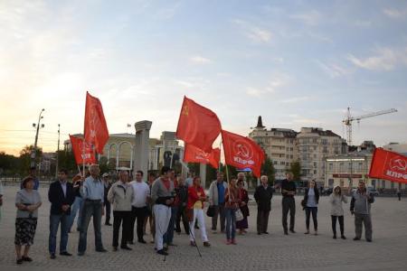 Не забудем, не простим! Митинг астраханских коммунистов в память о погибших защитниках Конституции и народовластия