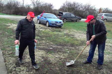 В преддверии Дня комсомола в Феодосии провели субботник по обустройству братской могилы участникам Керченско-Феодосийской десантной операции