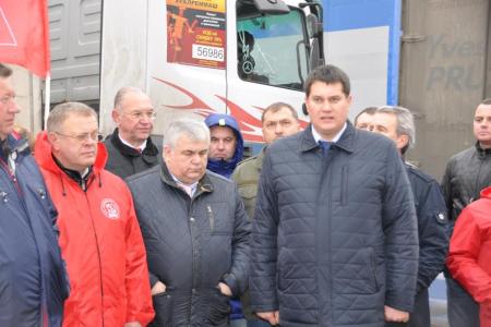 «За мир на Украине! За победу наших братьев!» Коммунисты отправили сорок третий гуманитарный конвой для жителей Новороссии