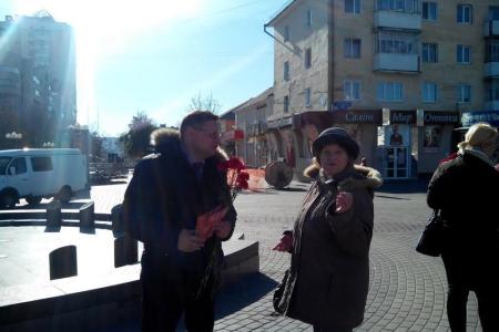 Белгородские коммунисты поздравили горожан красными гвоздиками с Днем рождения комсомола и провели социальный опрос