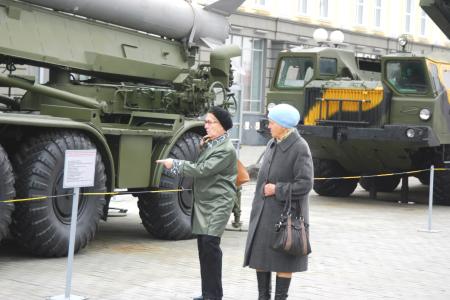 Свердловские коммунисты в День пожилого человека провели для ветеранов экскурсию в военный музей