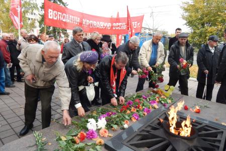 Барнаульские коммунисты организовали пикет в память о погибших у Дома Советов в 1993 году