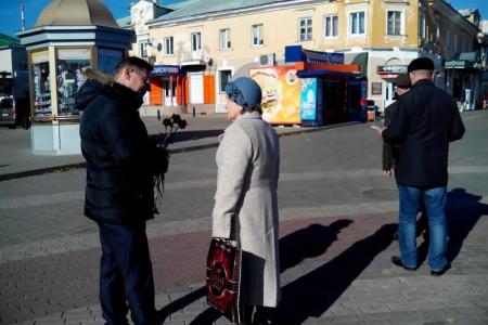 Белгородские коммунисты поздравили горожан красными гвоздиками с Днем рождения комсомола и провели социальный опрос