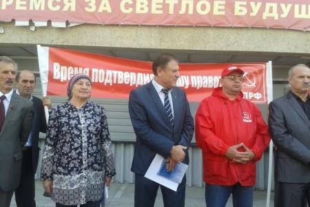 Коммунисты Кабардино-Балкарии вышли на митинг, посвященный трагическим событиям 3-4 октября 1993 года