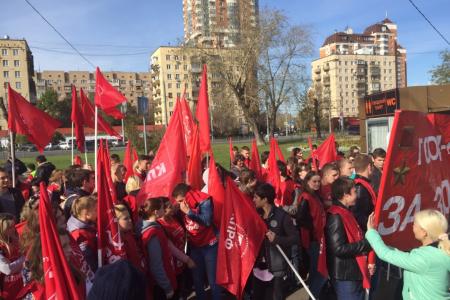 С утра и до позднего вечера тульские коммунисты проводили пикеты в память о защитниках Белого Дома