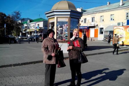 Белгородские коммунисты поздравили горожан красными гвоздиками с Днем рождения комсомола и провели социальный опрос