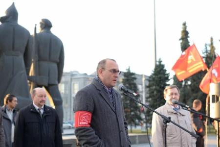 Жители Новосибирска почтили память защитников Верховного Совета