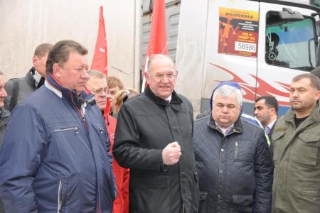 «За мир на Украине! За победу наших братьев!» Коммунисты отправили сорок третий гуманитарный конвой для жителей Новороссии