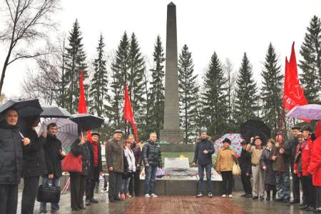 Они погибли за Советскую Родину! Свердловские коммунисты почтили память жертв "Черного октября"