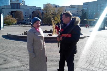 Белгородские коммунисты поздравили горожан красными гвоздиками с Днем рождения комсомола и провели социальный опрос