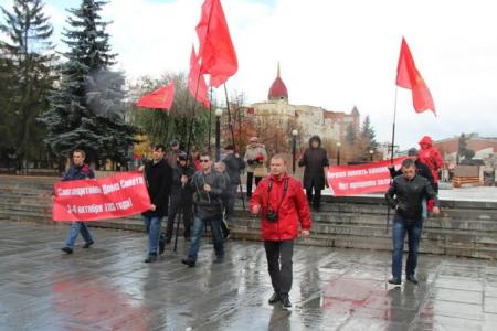 Челябинские коммунисты почтили память защитников Верховного Совета