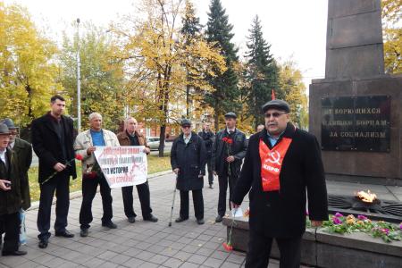 Барнаульские коммунисты организовали пикет в память о погибших у Дома Советов в 1993 году