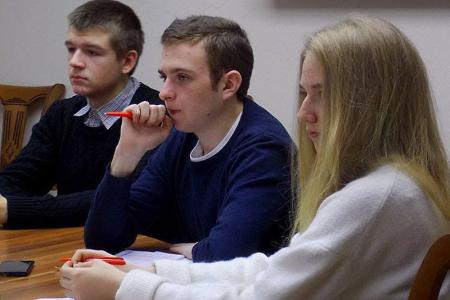 Алтайский край. Накануне Дня комсомола депутаты-коммунисты провели встречу с юными журналистами