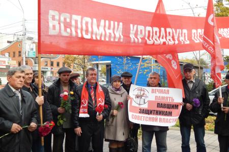 Барнаульские коммунисты организовали пикет в память о погибших у Дома Советов в 1993 году