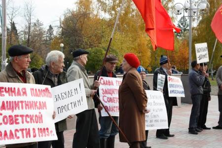 «Не забудем! Не простим!». Томские коммунисты вышли на пикет в память о защитниках Верховного Совета