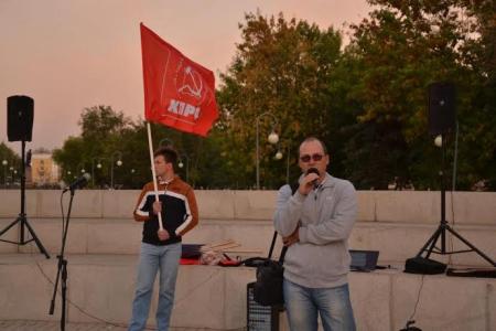 Не забудем, не простим! Митинг астраханских коммунистов в память о погибших защитниках Конституции и народовластия