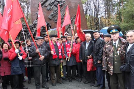 Республика Башкортостан. В уфимском парке Победы коммунисты города приняли участие в открытии памятника «Труженикам тыла»